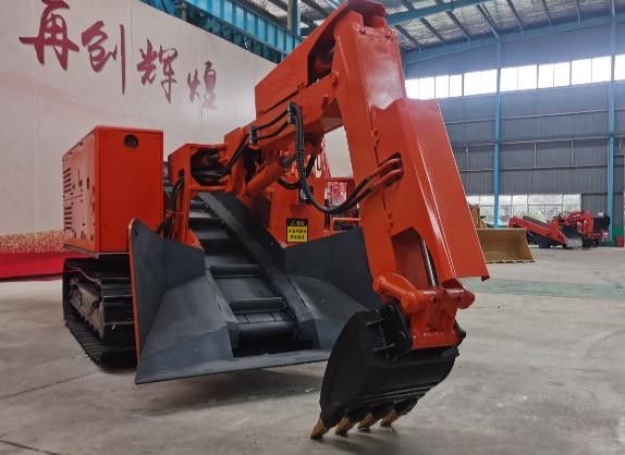 跟著帥龍扒渣機(jī)廠家一起了解下履帶扒渣機(jī)的特點(diǎn)！